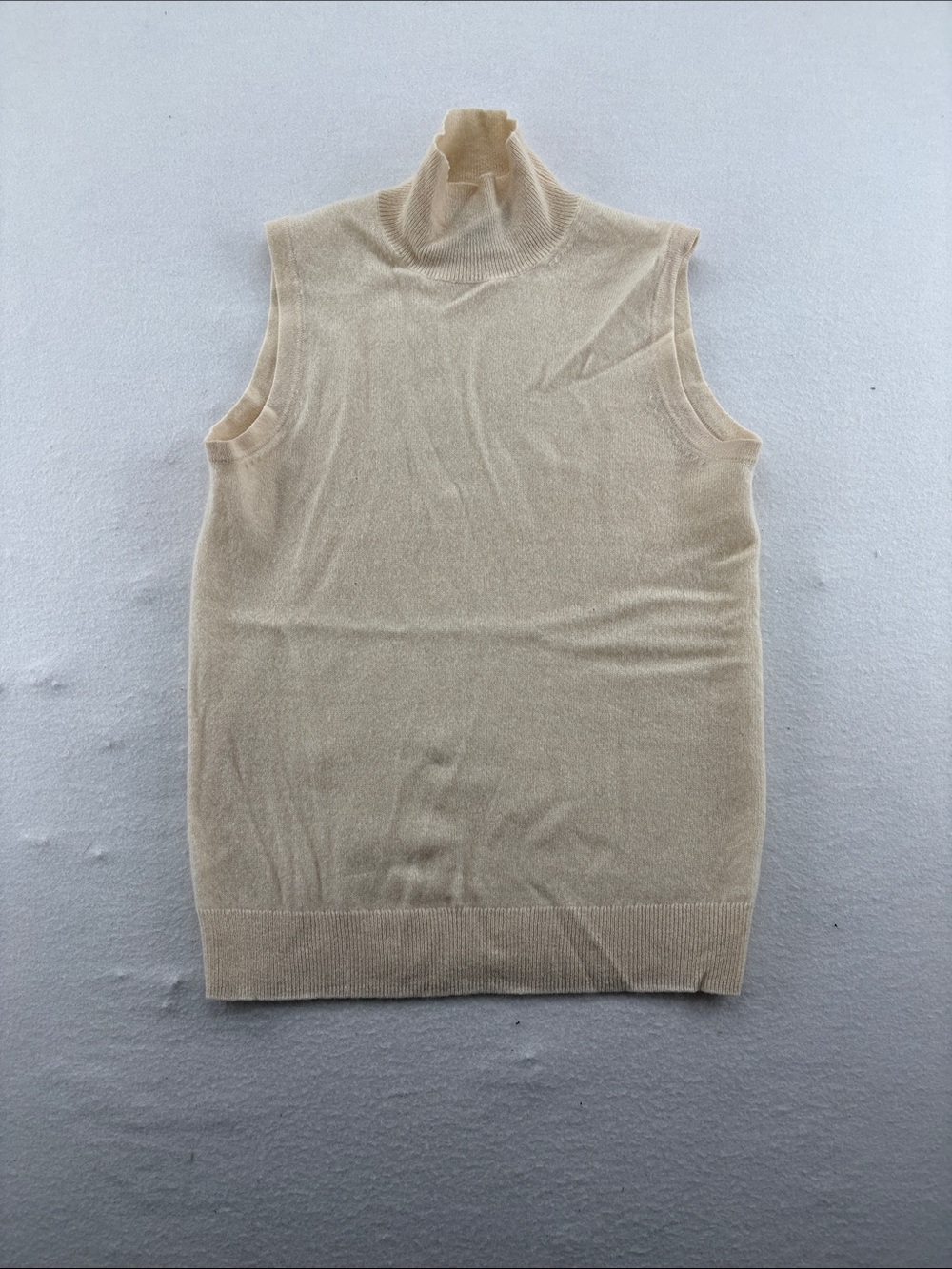 Bloomingdale's Men's Cream Sleeveless Turtleneck Vest
